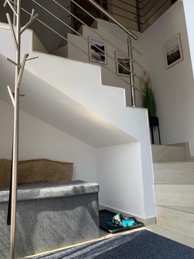 Cozy 2-Bedroom Vacation Apartment With Entire Top Floor Gaj  Esterno foto