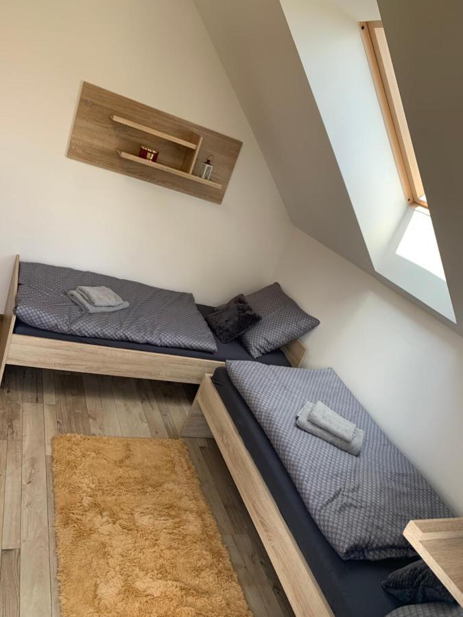 Cozy 2-Bedroom Vacation Apartment With Entire Top Floor Gaj  Esterno foto