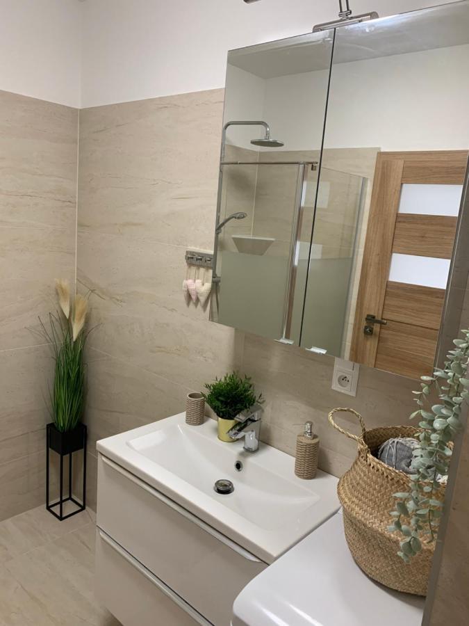 Cozy 2-Bedroom Vacation Apartment With Entire Top Floor Gaj  Esterno foto