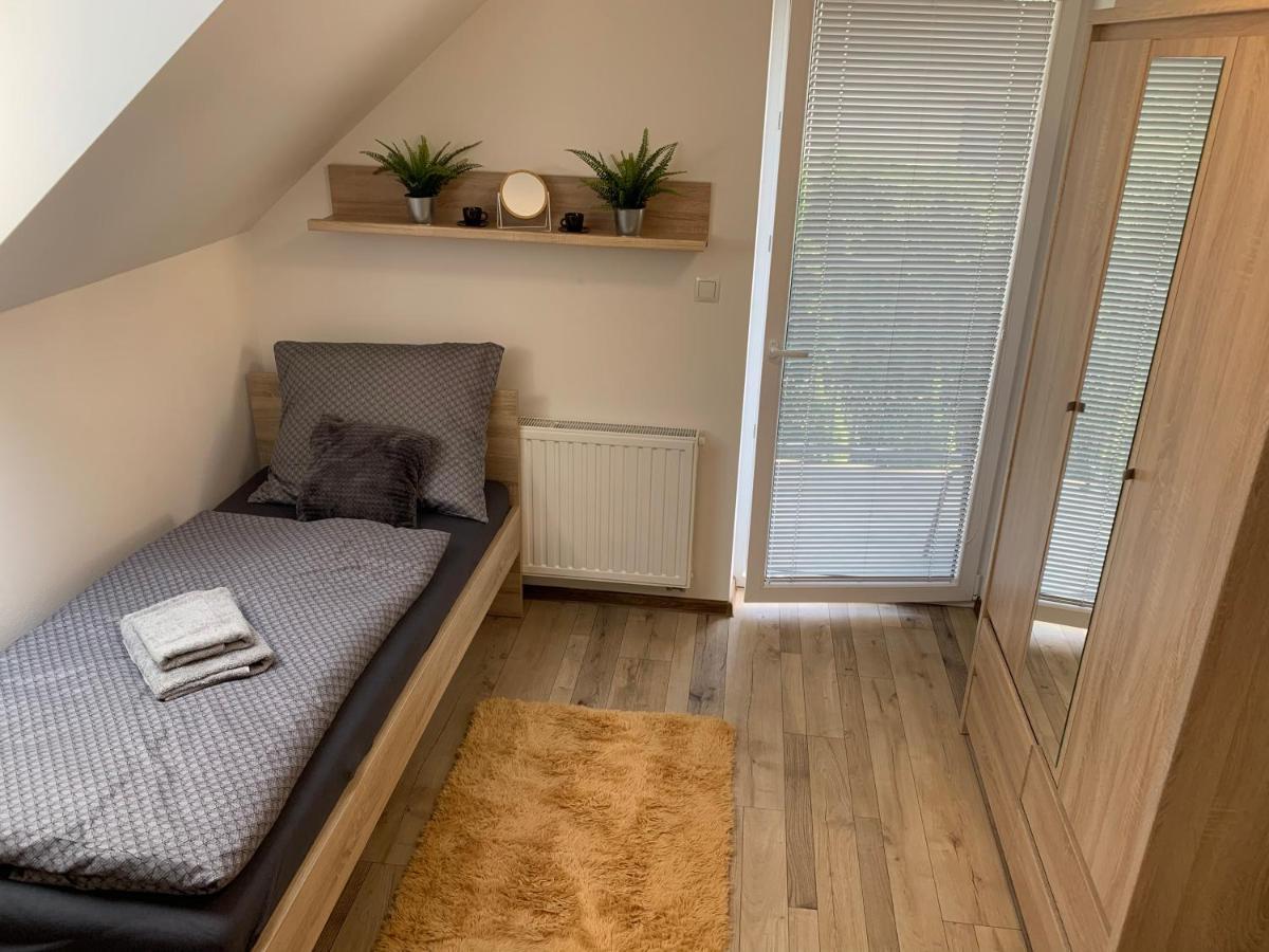 Cozy 2-Bedroom Vacation Apartment With Entire Top Floor Gaj  Esterno foto