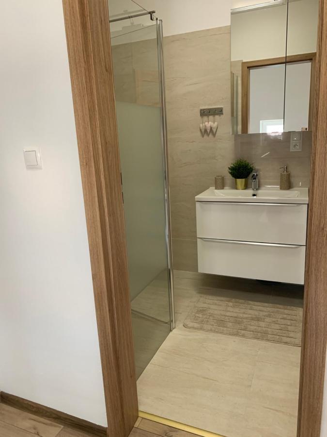 Cozy 2-Bedroom Vacation Apartment With Entire Top Floor Gaj  Esterno foto