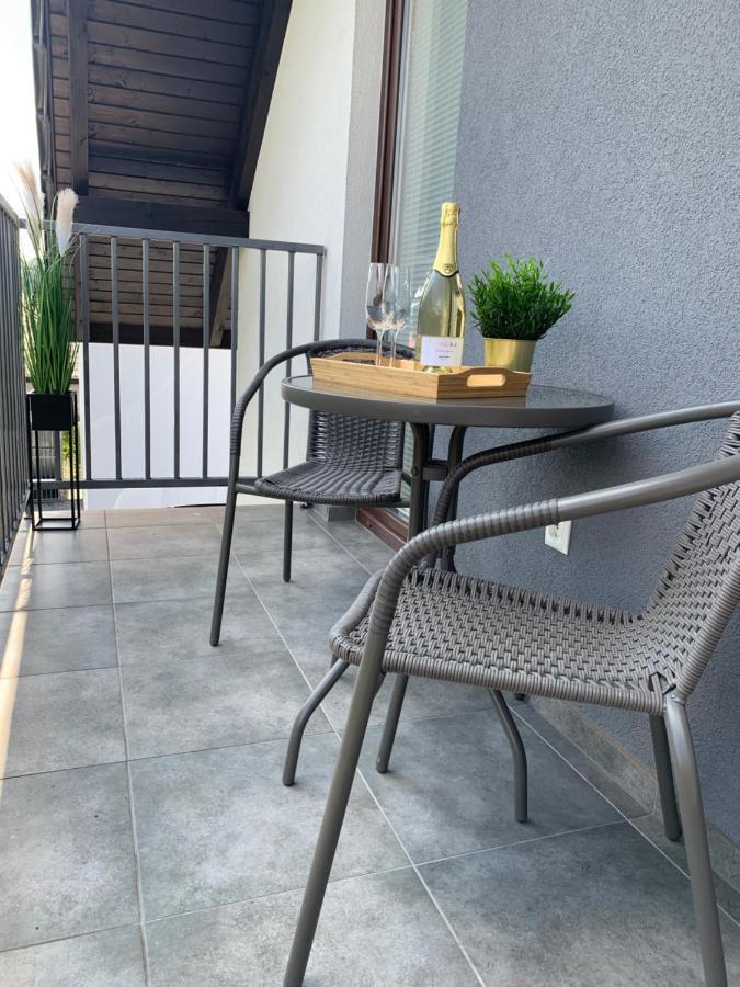 Cozy 2-Bedroom Vacation Apartment With Entire Top Floor Gaj  Esterno foto