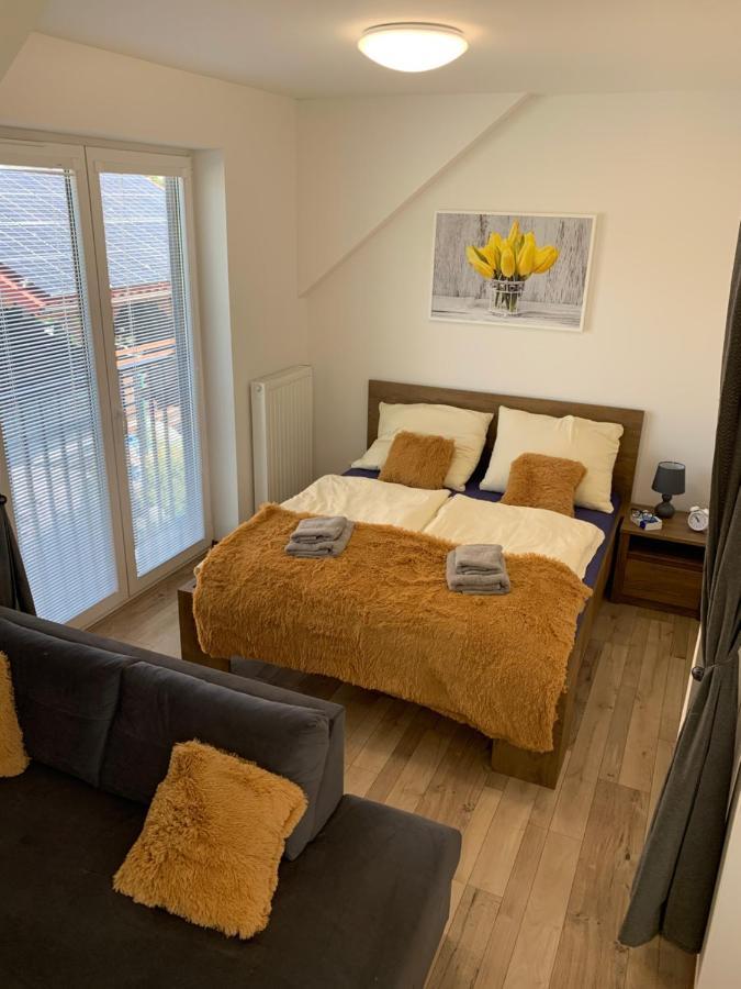 Cozy 2-Bedroom Vacation Apartment With Entire Top Floor Gaj  Esterno foto